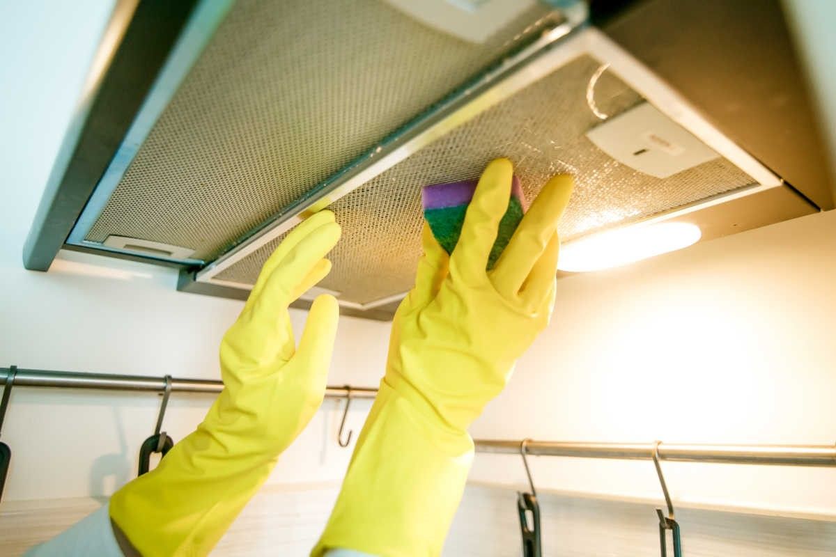 Tento prostriedok vtieram do zaschnutého krytu kuchynskej odsávača namiesto octu. Mastnota sa odstraňuje rovnako ľahko ako po použití drahých chemických prostriedkov.