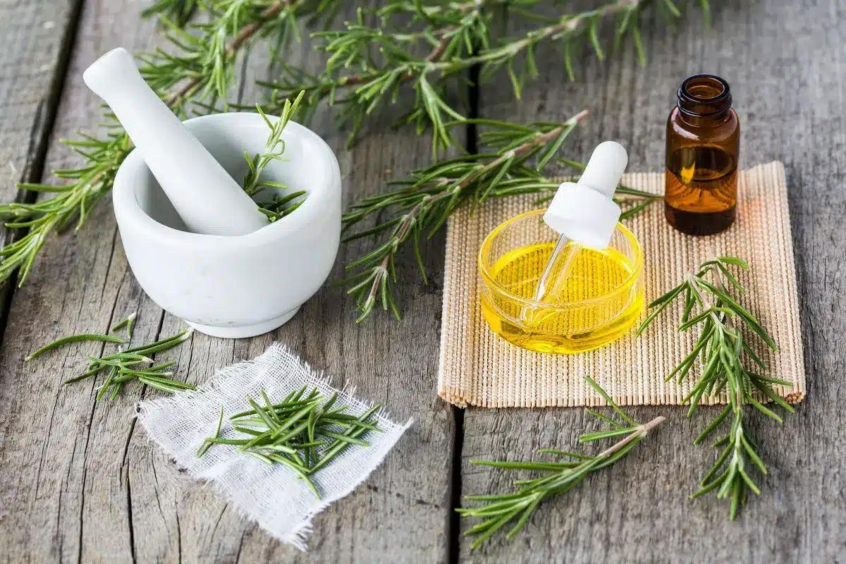 Niekoľko kvapiek do šampónu alebo domácej masky na vlasy. Tento olej dodá vlasom lesk