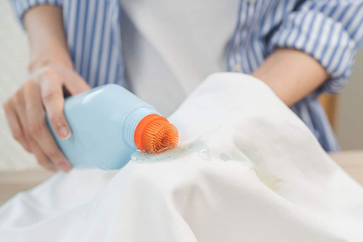 Účinné domáce metódy: ako vyčistiť a vybieliť handru na podlahu v kúpeľni.