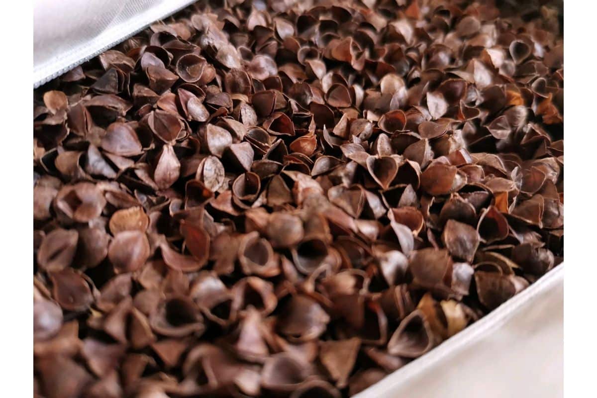 Namiesto peliet spaľujú vo svojich peciach bežný odpad. To im umožňuje ušetriť.