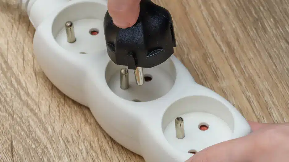 Nepripájajte ho k predlžovaciemu káblu. Elektrikár varuje pred nebezpečenstvom.