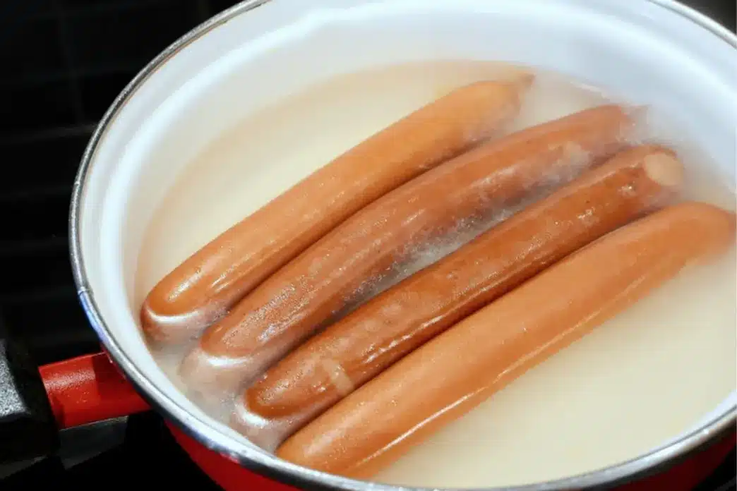 Pridajte k párkom 1 lyžicu vody a položte ich na tanier. Pri vyprážaní nepraskajú a budú chutnejšie.