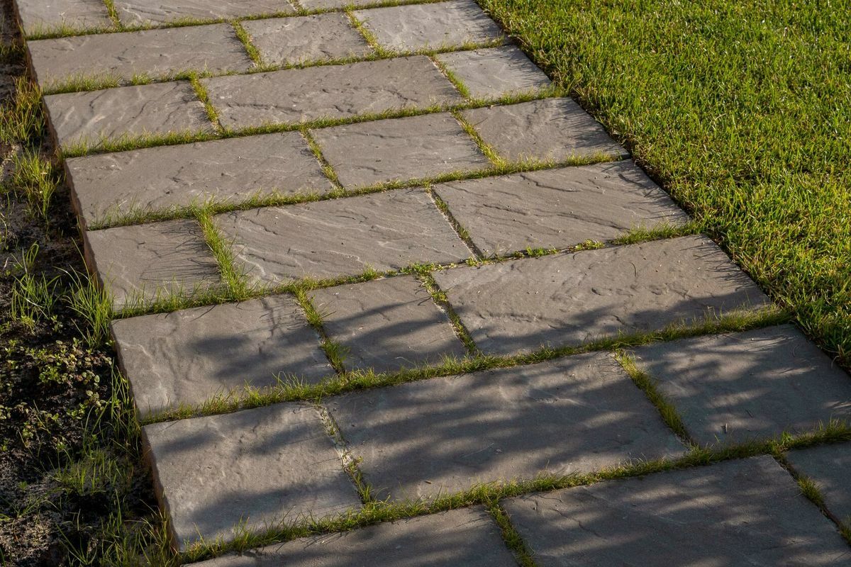 Po roztopení snehu postriekajte trhliny v dlažobných kockách. Týmto spôsobom vopred spálite burinu. Takto sa zbavíte buriny na dlažobných kockách.