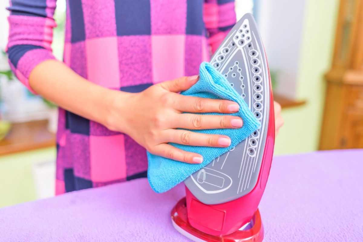 Ako vyčistiť pripálenú žehličku s čiernymi škvrnami a vrátiť jej pôvodný vzhľad.