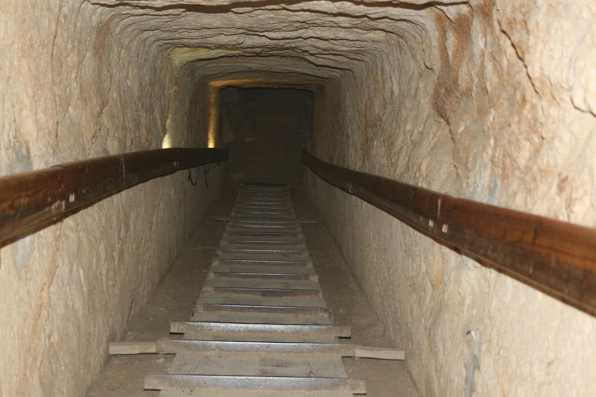 Satelit objavil doteraz neznámu a obrovskú podzemnú štruktúru ukrytú pod pyramídami v Gíze.