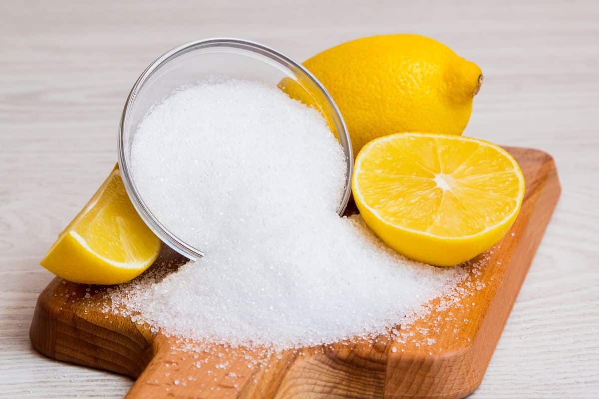 Ako správne čistiť drevenú dosku na krájanie: 3 účinné metódy