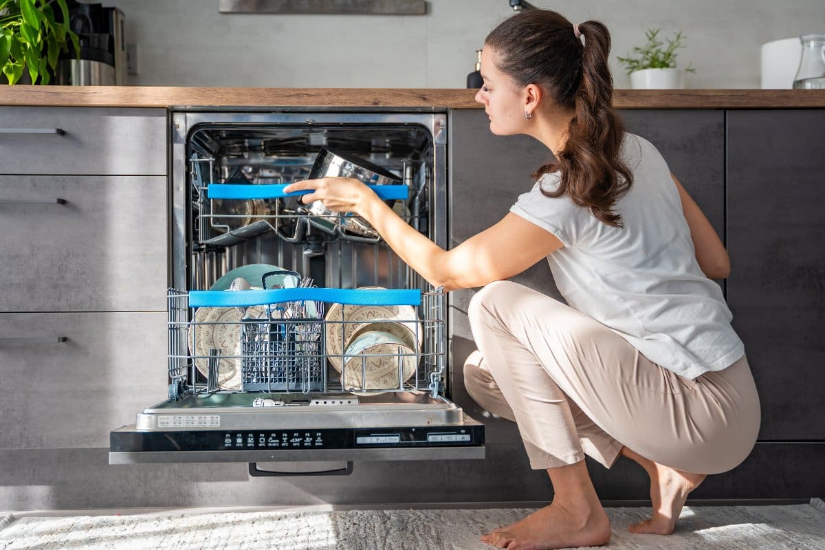 „Moje riady nikdy neboli tak lesklé“: pridáva do umývačky riadu prírodnú prísadu a dosahuje dokonalý výsledok.