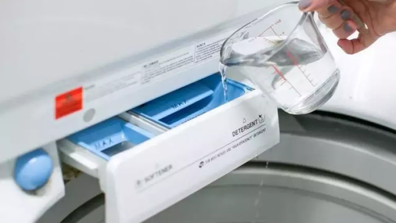 Pridávanie octu do práčky: prečo je to potrebné a prečo sa to odporúča.