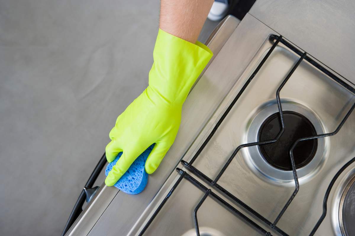 Posypem, zalejem vriacou vodou a položím špinavú mriežku sporáka. Za pol hodinu sa doslova sama vyčistí. Čistenie mriežky plynového sporáka