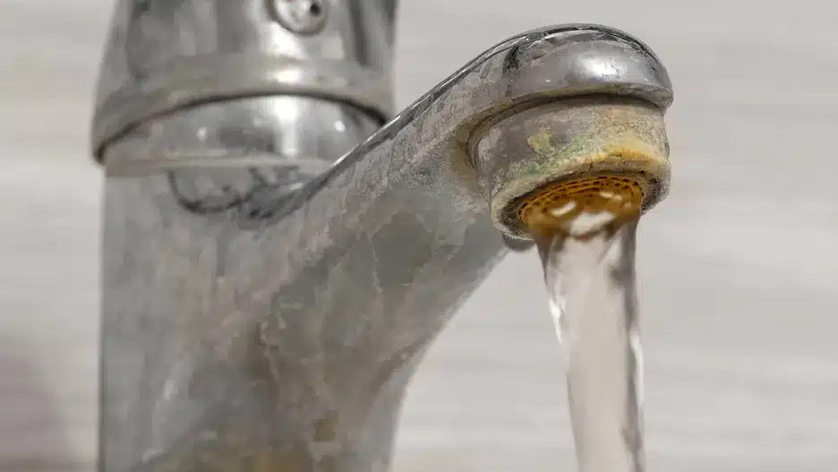 Naneste prostriedok na kohútik. Vodný kameň sa odlupuje po kúskoch.