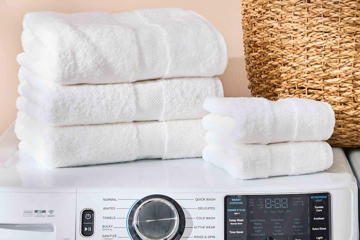 Ako vrátiť uterákom jemnosť? Stačí ich vyprať v práčke a budú na dotyk nadýchané a jemné.