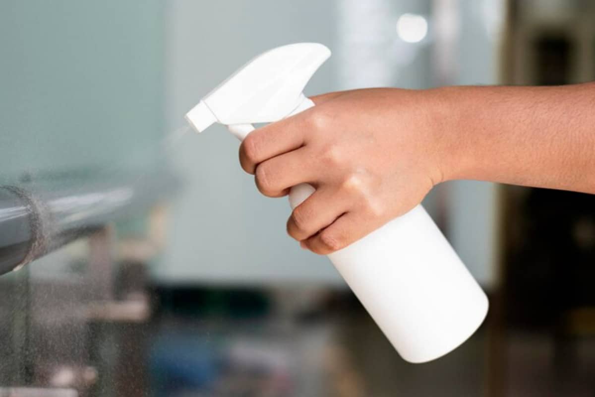 Rozprašovanie octu pri vchode do domu: načo je to potrebné a prečo sa to odporúča robiť