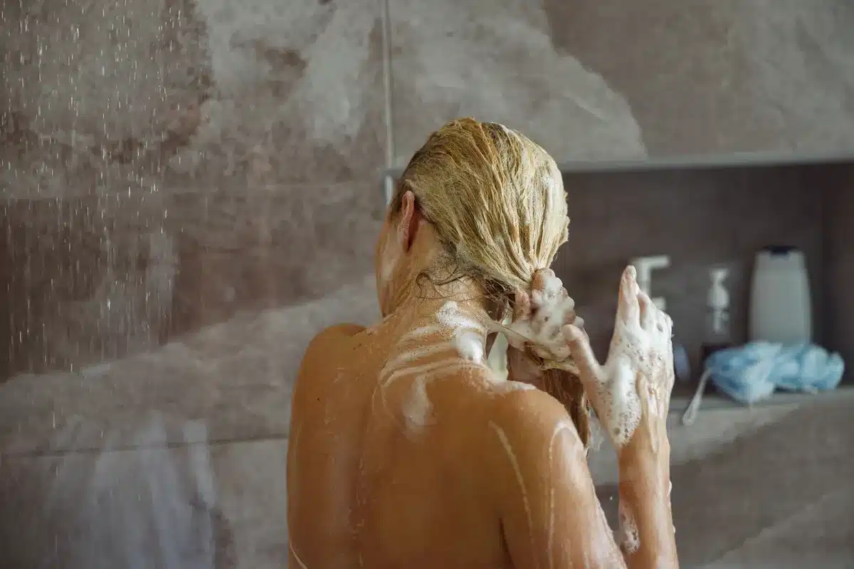 Zmiešanie jedlej sódy s kondicionérom na vlasy: prečo sa to odporúča a načo je to dobré.