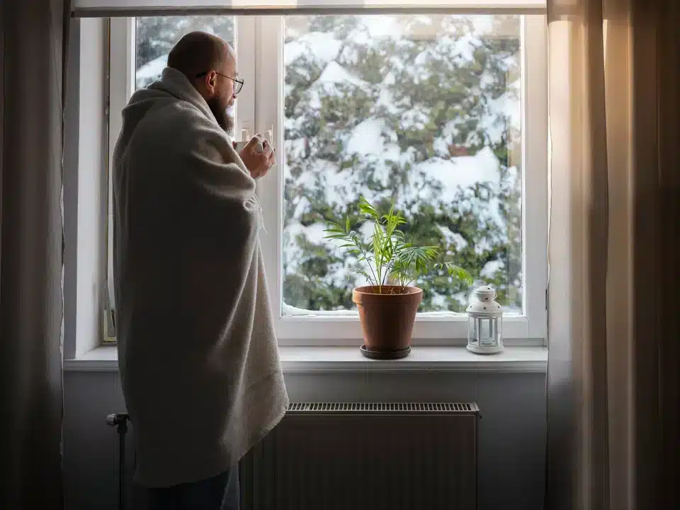 Nechajte ho cez noc na parapete, aby ste zabránili prenikaniu vzduchu cez okno.