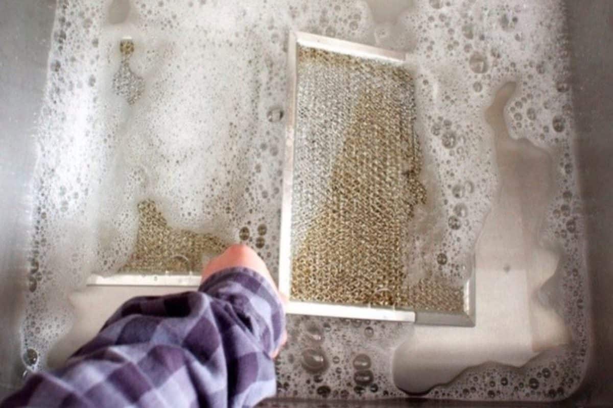 „Posypte týmto práškom filter kuchynskej odsávačky“... Odstráni tuk, ktorý sa nahromadil za dva roky, za púhych päť minút.