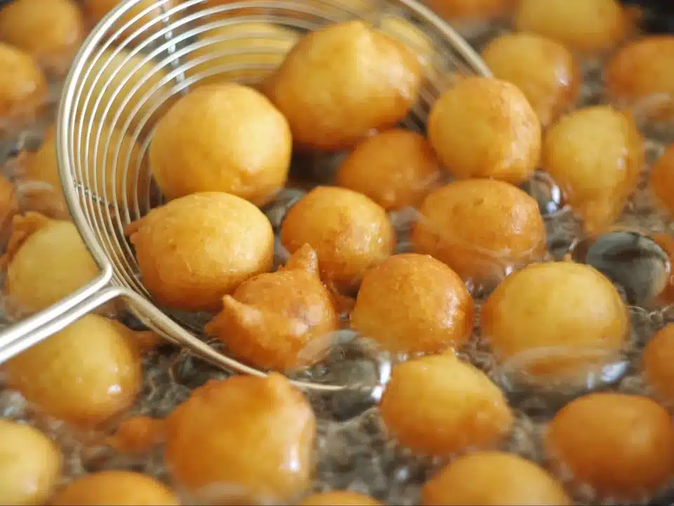 Čo robiť s olejom po vyprážaní? Mastný štvrtok a chyba, ktorá poškodzuje vaše potrubia.