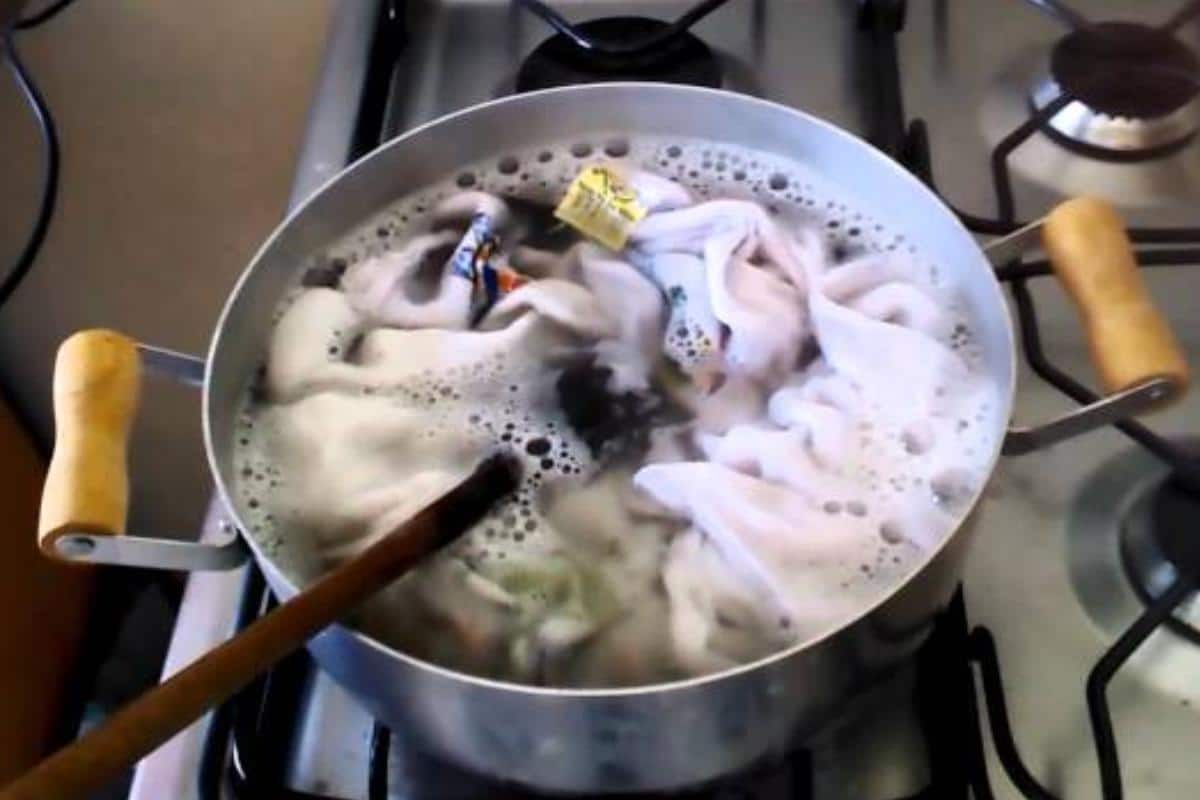 Večer namočte do tohto prostriedku uteráky a chňapky: ráno budú žiariť čistotou, zmizne aj mastnota.