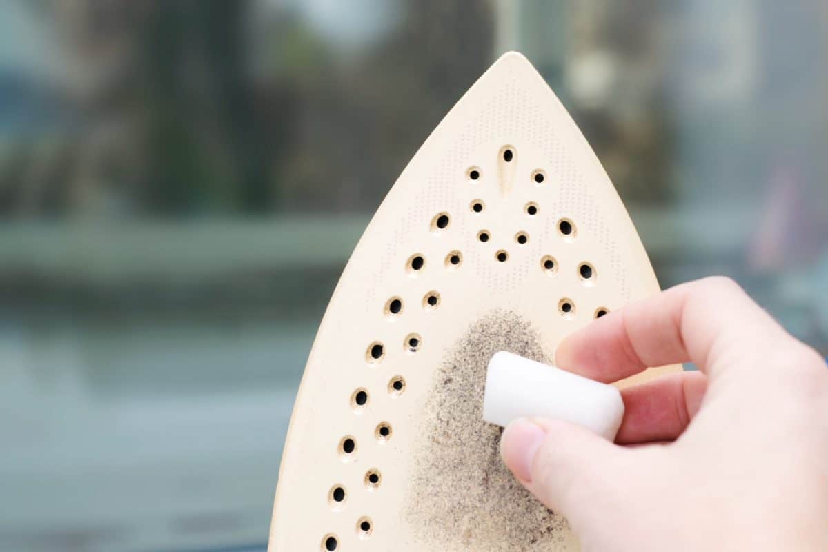 Navlhčite vatový tampón a utrite ním pripálenú žehličku. Domáci prostriedok úplne rozpustí tuk