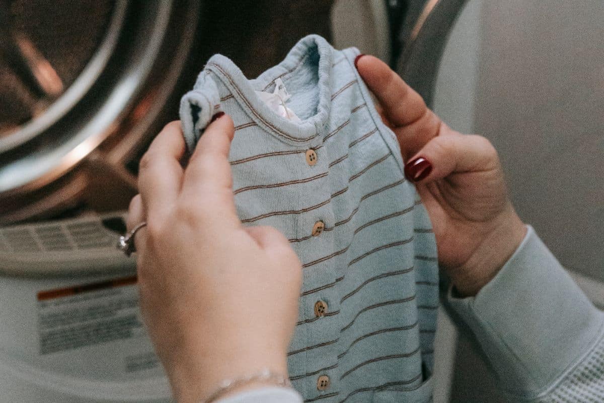 Prečo zostávajú na oblečení zvyšky pracieho prostriedku po tom, čo ste ho vybrali z práčky?