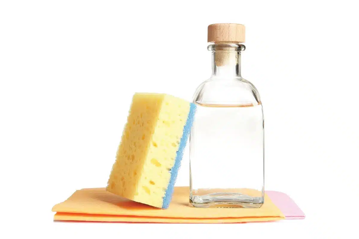 Striekanie octu na vchodové dvere: prečo sa to odporúča a na čo sa to používa.