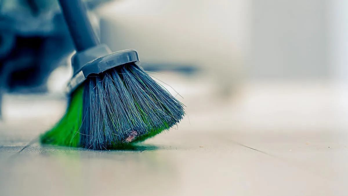 Nanášanie silikónu na štetiny metly: prečo sa to odporúča a načo je to potrebné.