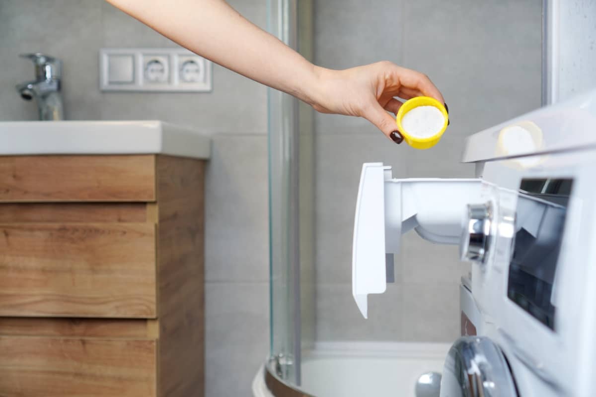 Raz za mesiac pridajte tento prostriedok do práčky. Vďaka tomu bude ohrievač vody pracovať tichšie.