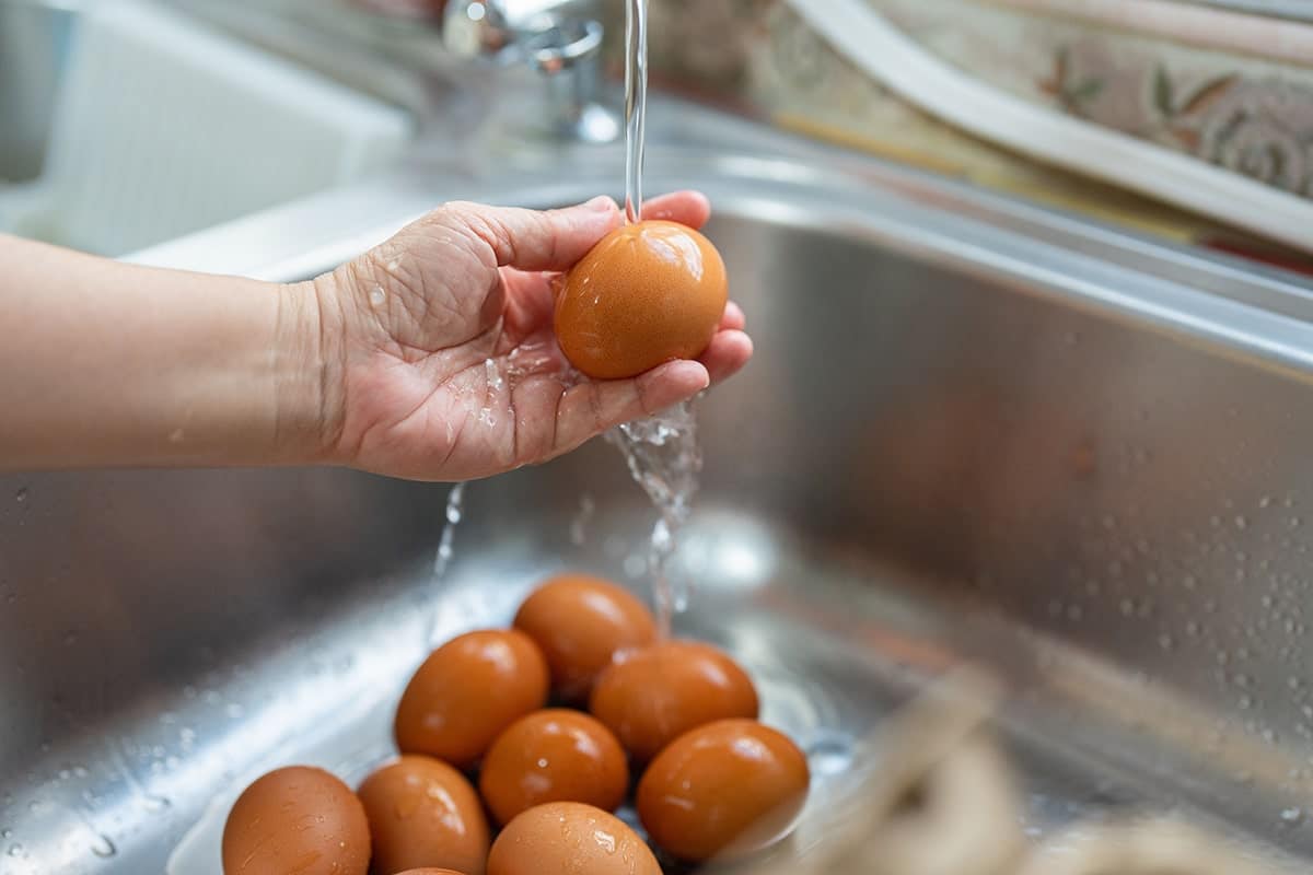 Umývať vajcia alebo nie? To závisí od jedného faktora.