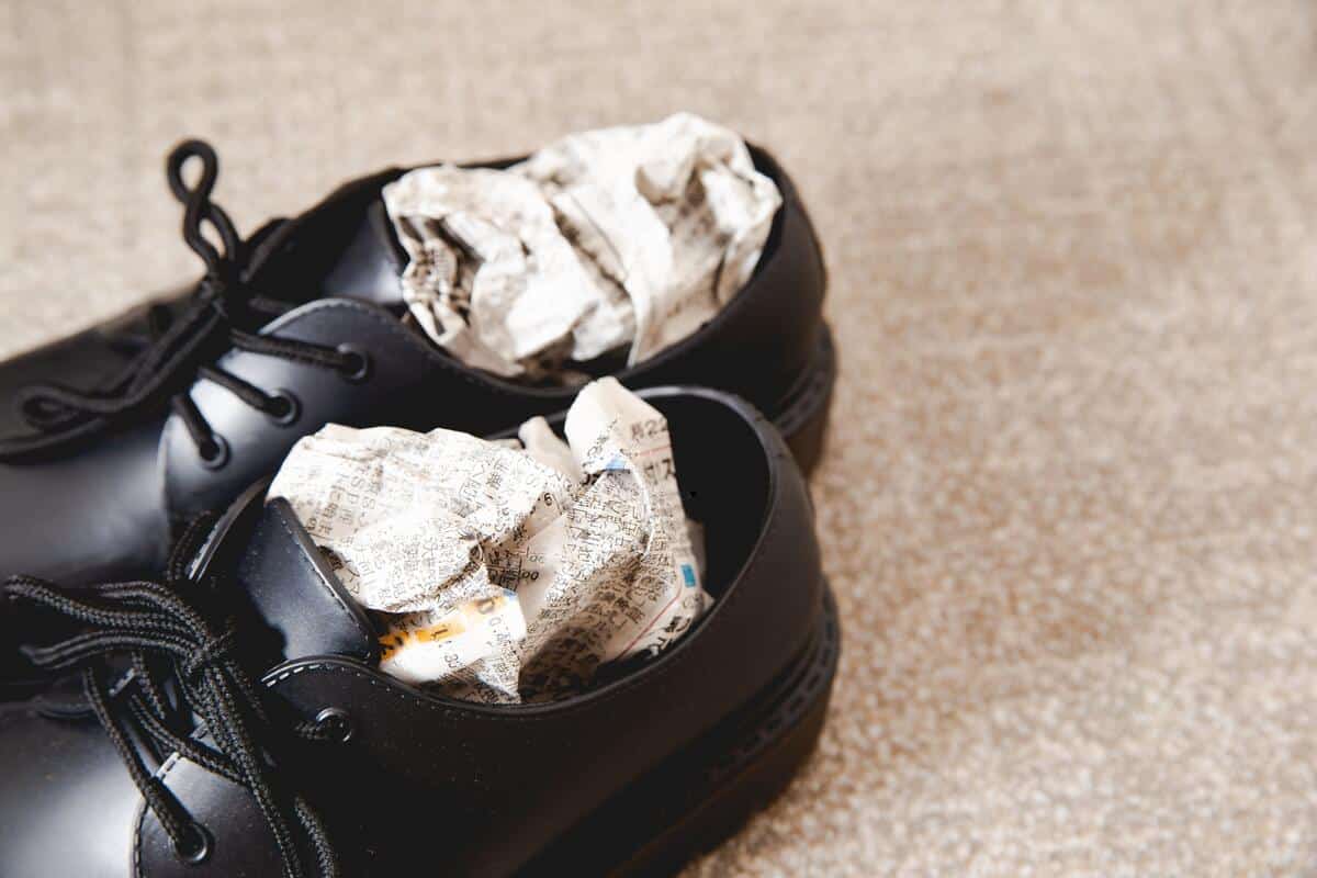 Vyberte prostriedok z chladničky, zohrejte ho a utrite škvrny. To zachráni vašu obuv po zimnej prechádzke.