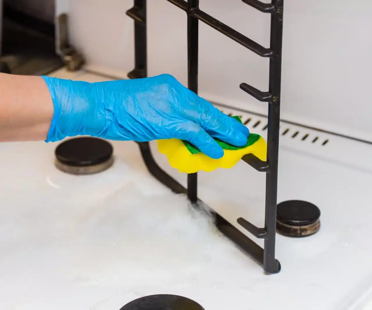 Nalejte 1 pohár vriacej vody na znečistenú mriežku sporáka a ponorte ju do vody. Lepkavá vrstva tuku zmizne. Čistenie mriežky plynového sporáka.