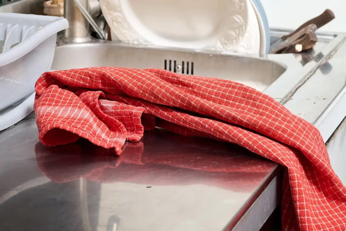 Slováci upúšťajú od klasických látkových kuchynských utierok. Moderná móda je praktickejšia, krajšia a nezanecháva vlákna.