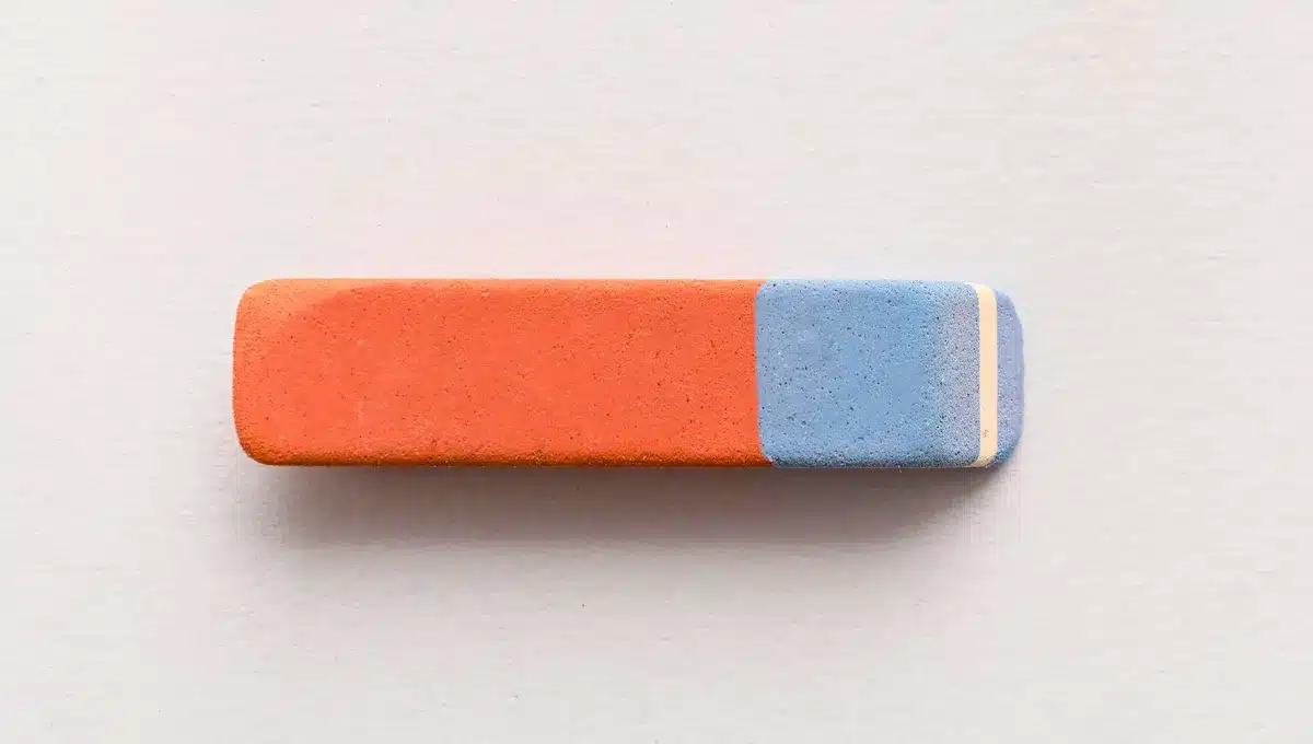 Hlavný domáci trik, aby vaše steny vyzerali ako nové: použitie gumy.