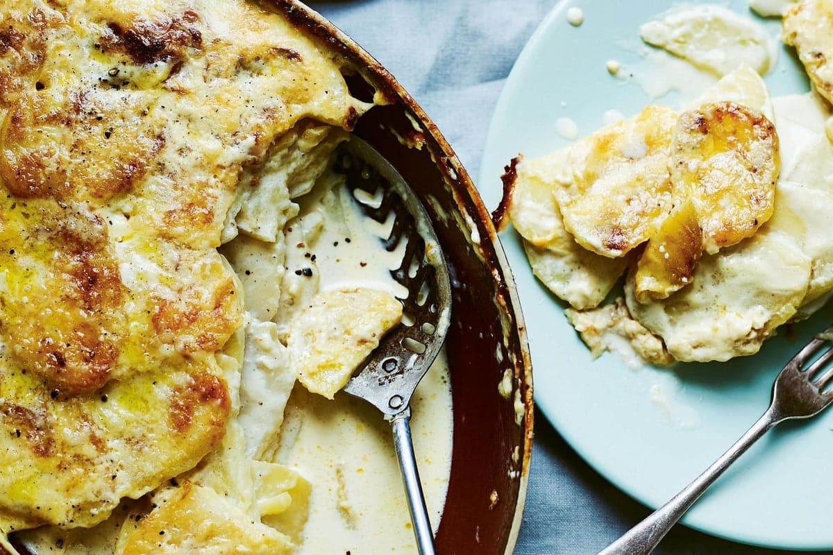 Nie je potrebné ho „zalievať“ smotanou: gratin dauphinois je neuveriteľne jemný, ak poznáte správny tajomstvo.