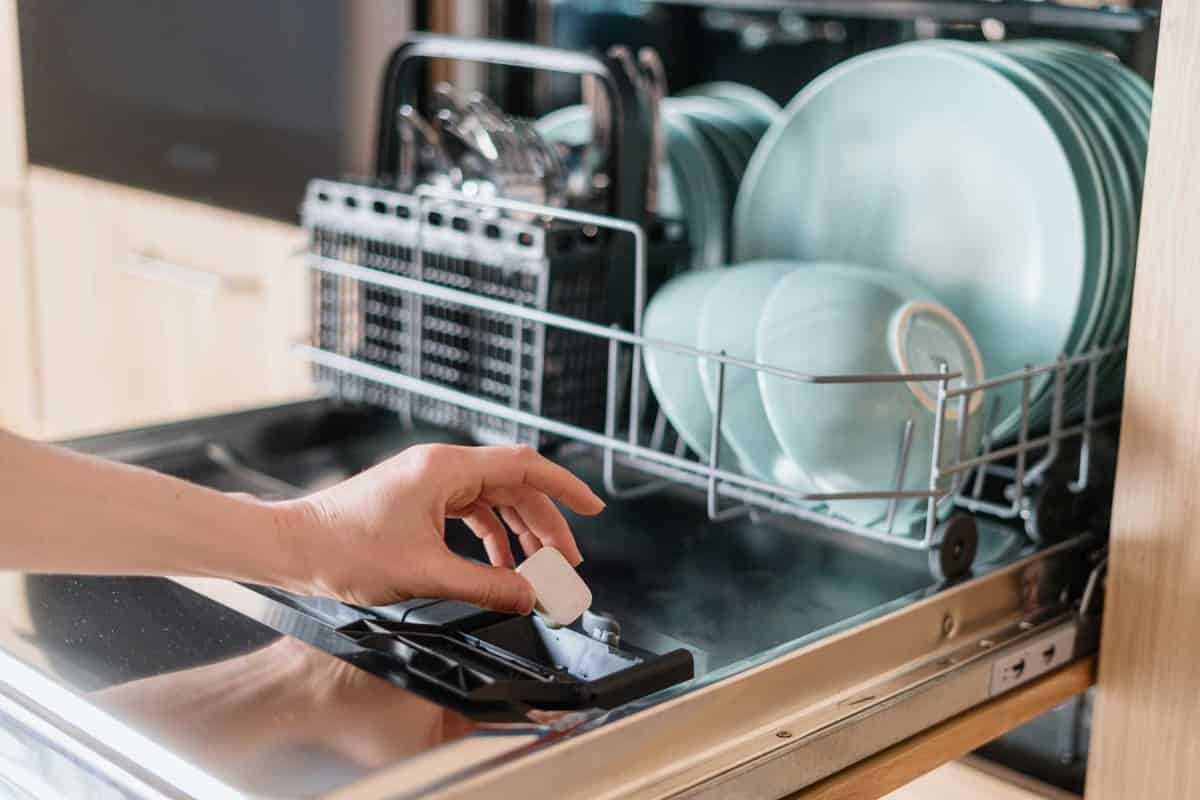 Každý týždeň by ste mali skontrolovať jednu súčasť vašej umývačky riadu – inak sa môže zhoršiť kvalita umývania.