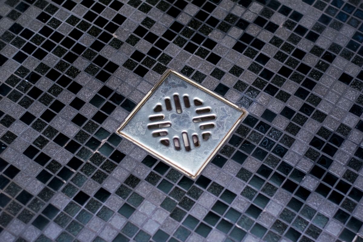 Nalejte pomarančový džús a bikarbonát na mriežky v kúpeľni: načo to je potrebné a ako často to robiť