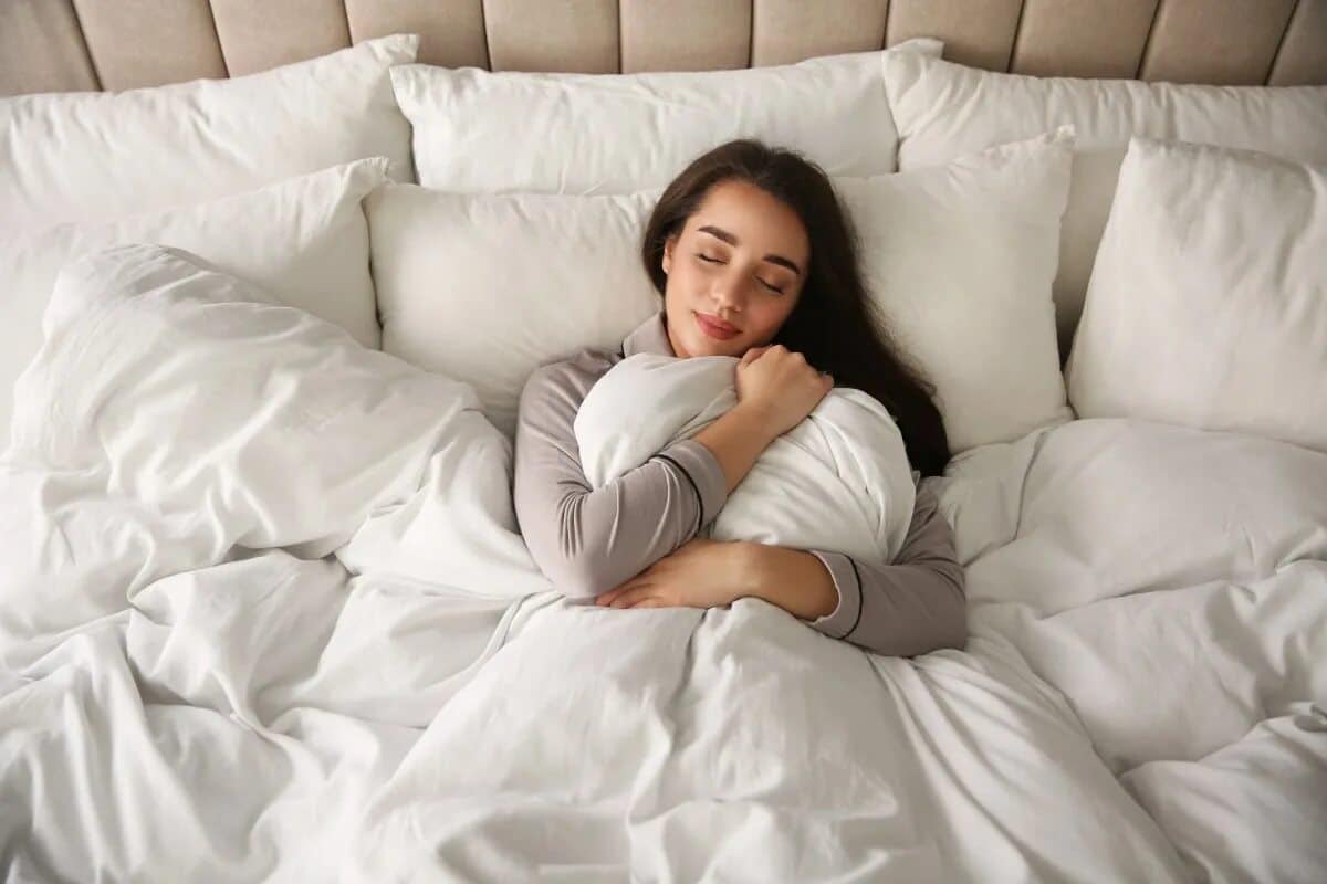 Vetvička v pohári – a spálňa sa akoby obnoví: vôňa, ktorá mení spánok a atmosféru