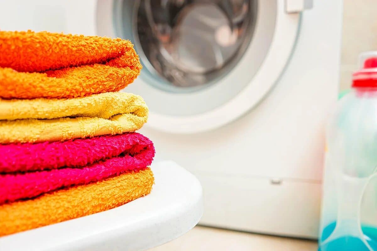 Ako vrátiť uterákom jemnosť? Stačí ich vyprať v práčke a budú na dotyk nadýchané a jemné.