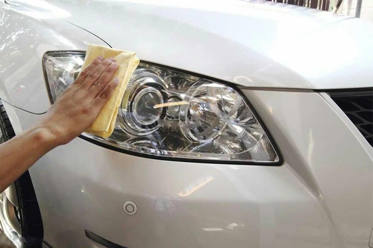 Vezmite prostriedok z kúpeľne a naneste ho na zašlé automobilové svetlá. Budú ako nové. Čistenie automobilových svetiel