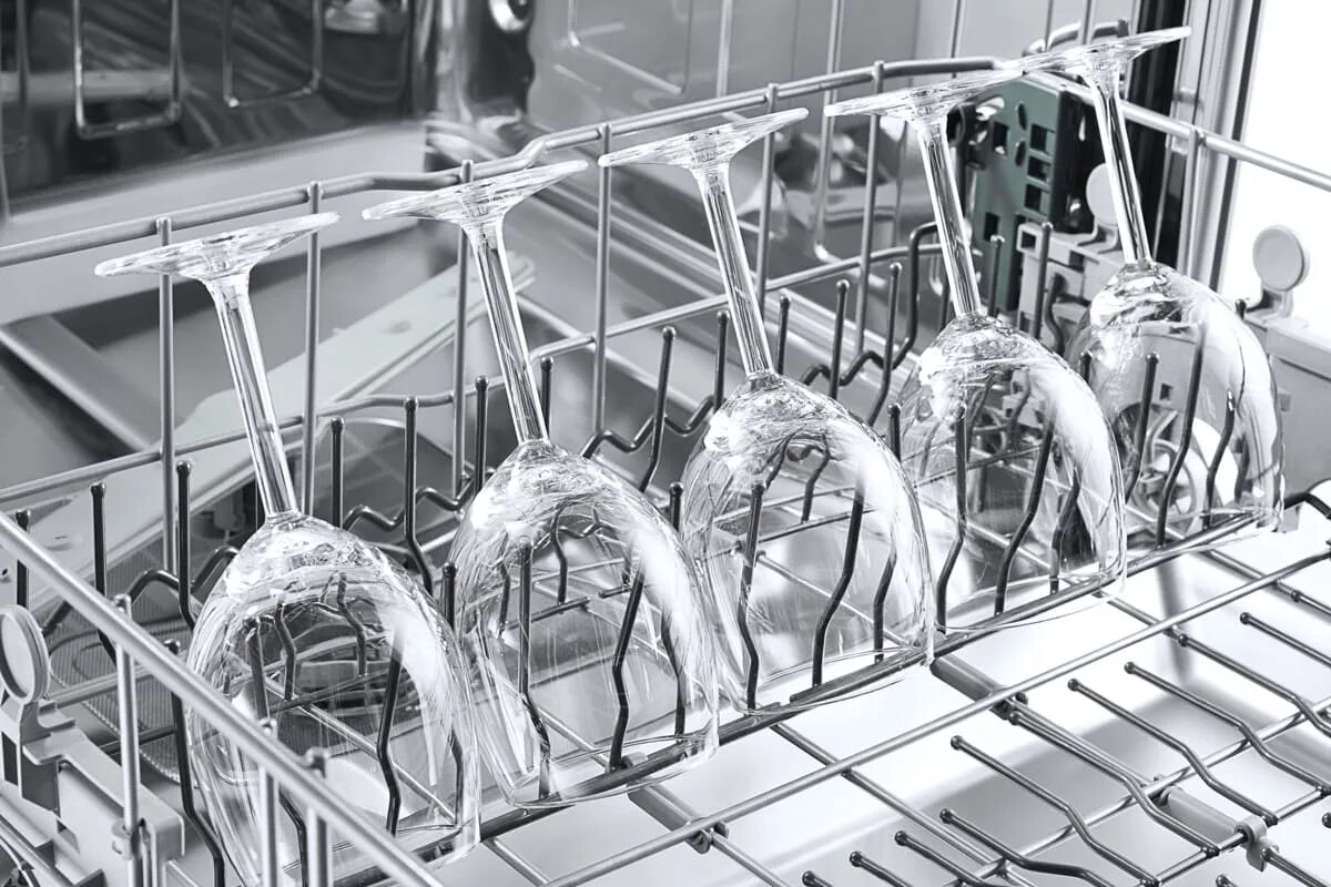 Tento trik umožňuje sklu žiariť ako diamant po umývaní.