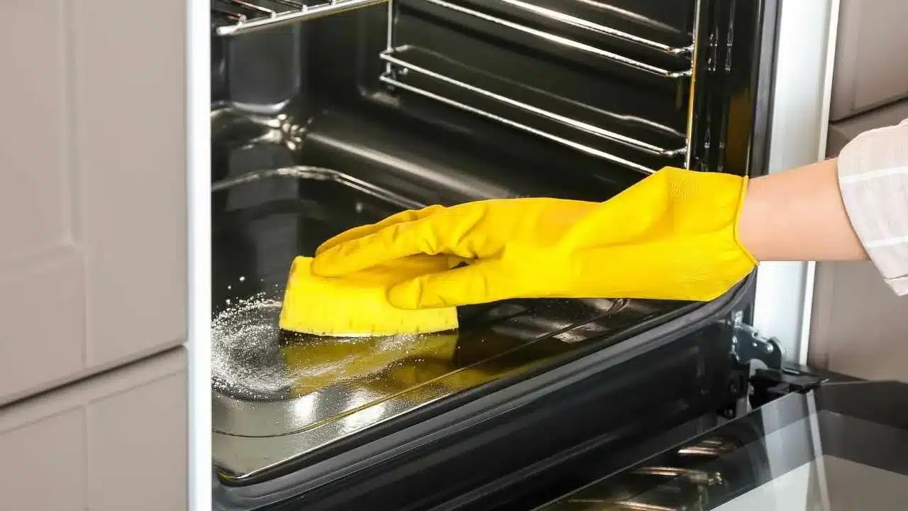 Prečo je rozprašovanie octu na dvierka rúry dobrý nápad a aký je jeho účel?