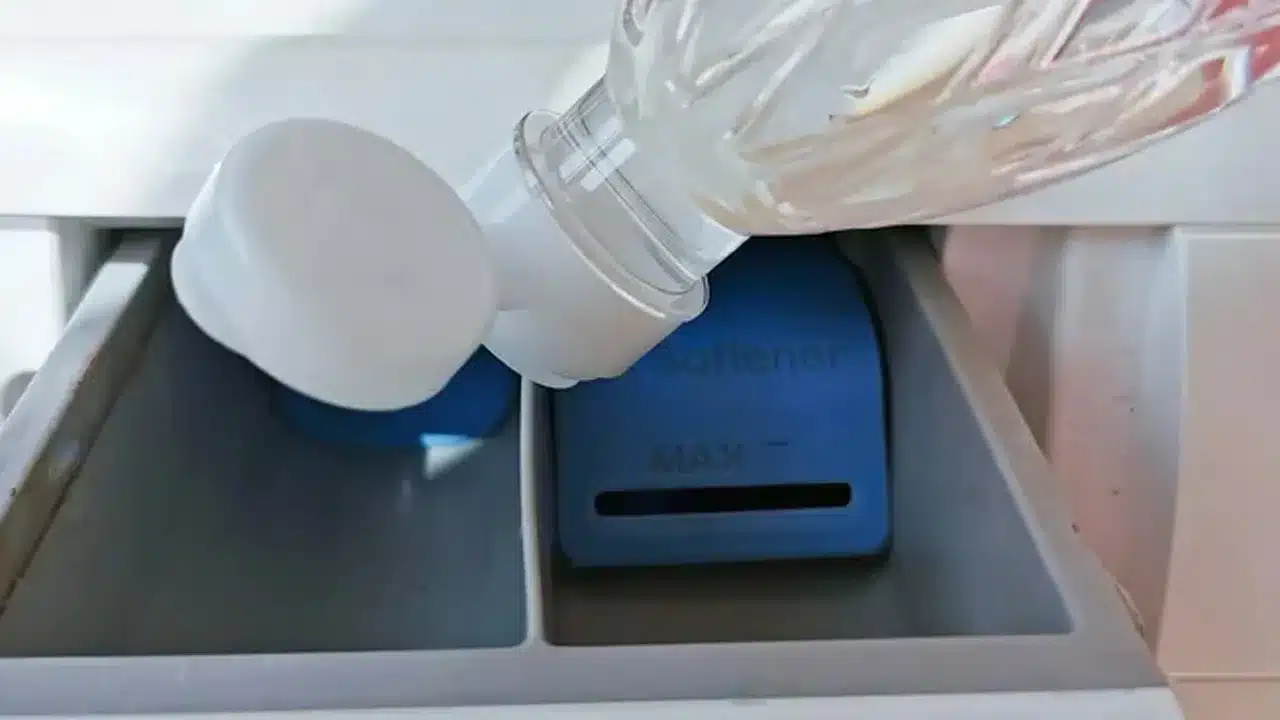 Pridávanie octu do práčky: prečo je to potrebné a prečo sa to odporúča.