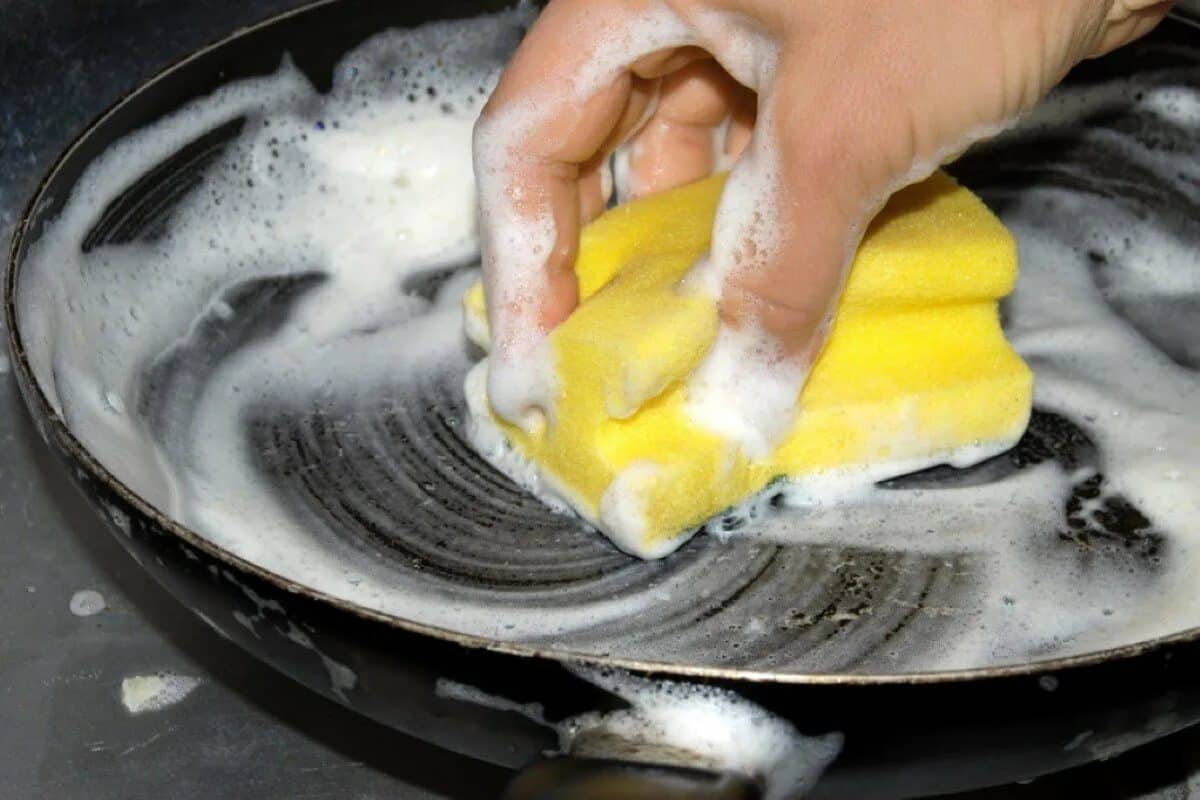 Umývate riad ručne? Je to vaša chyba a v skutočnosti to riad nedezinfikuje.