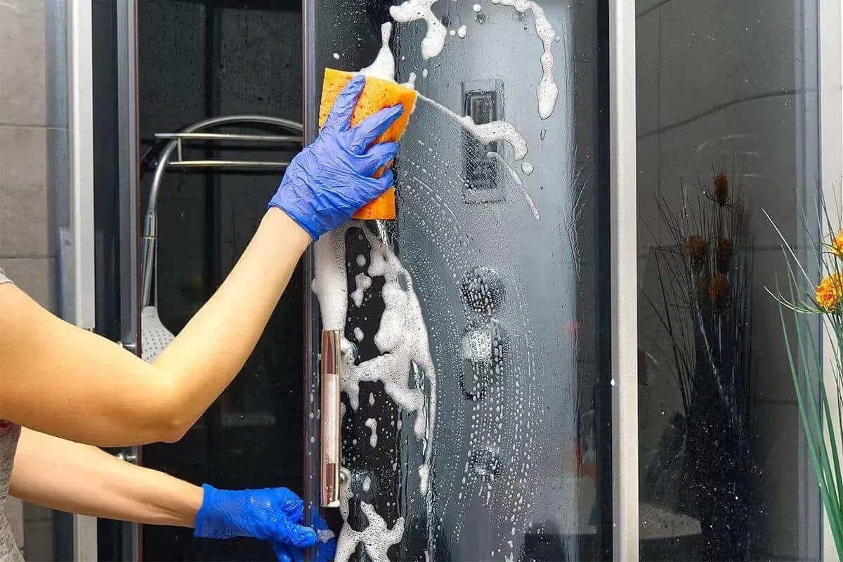 Vezmite to z kuchyne a utrite ním sprchový kút. Vápenný povlak sa už viac neobjaví.