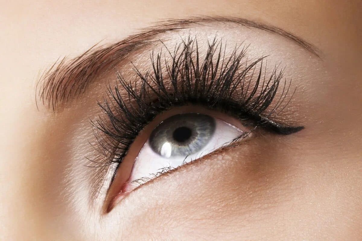 Vaše riasy budú dlhé ako záclony. Vmasírujte do nich trochu lacného domáceho kondicionéra.