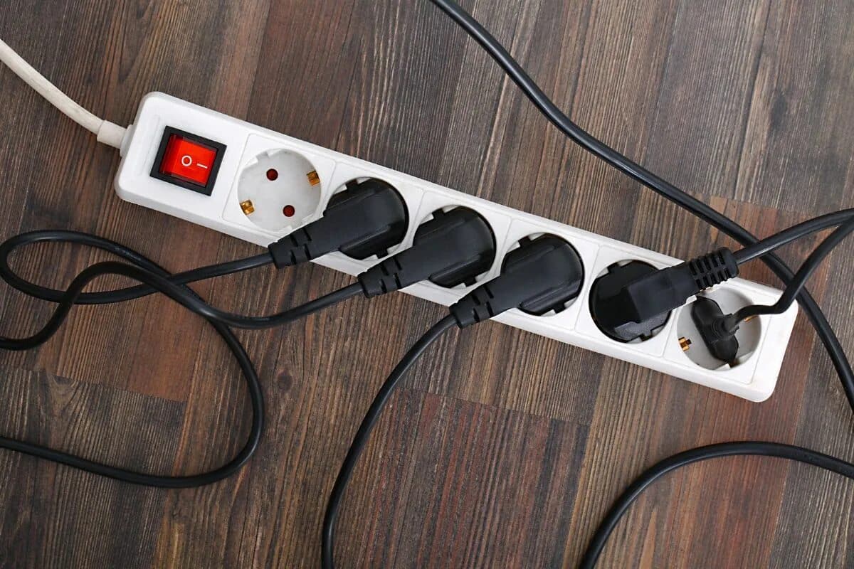 Nepripájajte ho k predlžovaciemu káblu. Elektrikár varuje pred nebezpečenstvom.