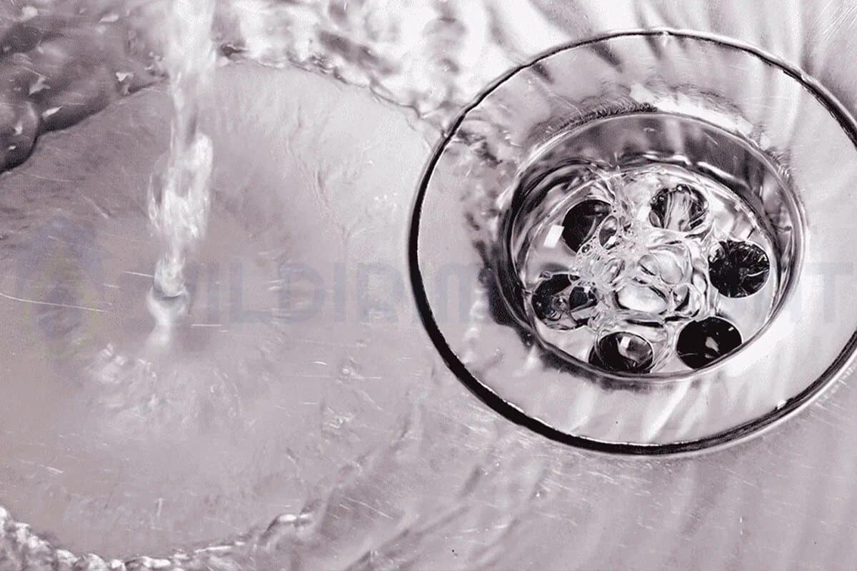 Polievanie umývadla horúcou vodou: inštalatéri varujú a vysvetľujú, prečo to nie je odporúčané.