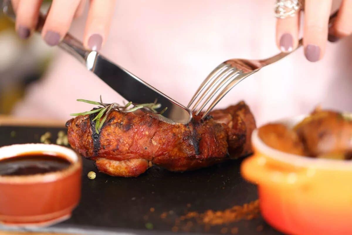 Štúdia ukázala, že ľudia, ktorí jedia mäso, majú väčšiu šancu dožiť sa 100 rokov, ale je tu jeden háčik.