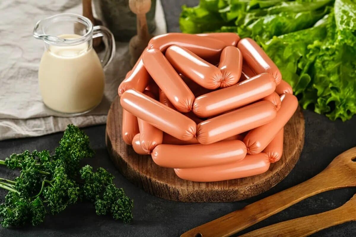 Pridajte k párkom 1 lyžicu vody a položte ich na tanier. Pri vyprážaní nepraskajú a budú chutnejšie.