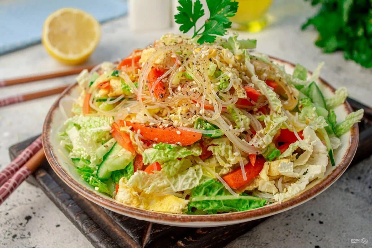 Čínsky šalát z kapusty po havajsky. Je oveľa lepší ako gyros alebo zeleninový šalát.