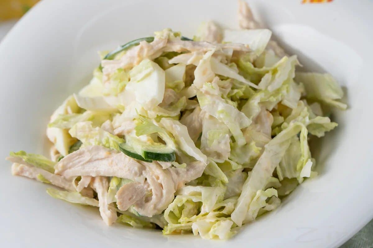 Čínsky šalát z kapusty po havajsky. Je oveľa lepší ako gyros alebo zeleninový šalát.