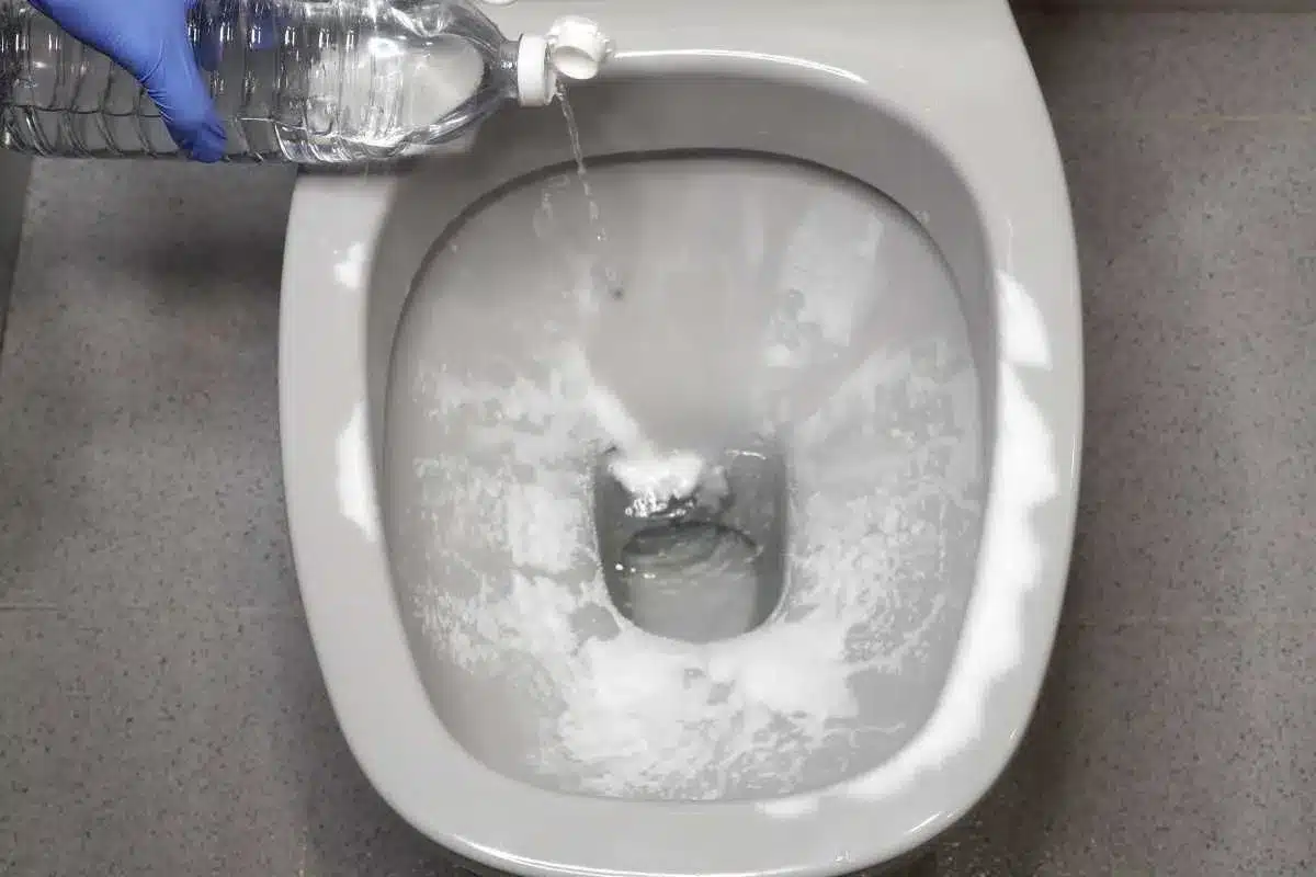 Vylejte to do záchodu pred spaním. Ráno bude biely ako nový.